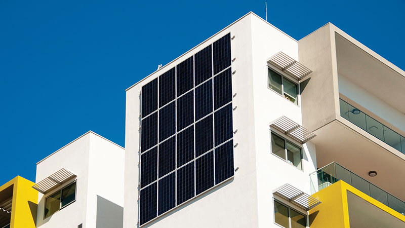 pannelli fotovoltaici sulla parete di un palazzo